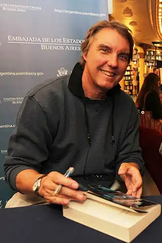 John Katzenbacht tijdens een signeersessie