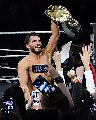 Johnny Gargano met het huidige riemontwerp.