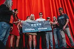 Winnaars Jonge Wolven 2024 ontvangen hun eerste prijs op het hoofdpodium Walter De Buckplein, Koala Disco, tijdens de Gentse Feesten