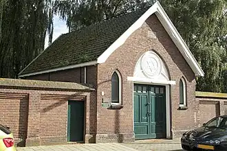 Joodse begraafplaats met metaheerhuis gelegen aan de Dennenbosweg 44 te Hengelo.