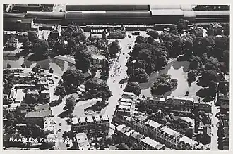Luchtfoto van de Joodse begraafplaats achter het Kennemerplein op De Bolwerken omstreeks 1955 (linksbovenmidden)