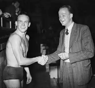 Hoving (rechts) feliciteert Joris Tjebbes met het verbreken van een nationaal record (1950)
