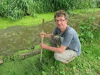 Jos van der Meulen in 2018 met de plek achter z'n huis, waar hij klei delft voor z'n kleimannetjes