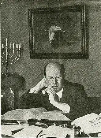 Josef Cohen in zijn studeerkamer bezig aan zijn nieuwste werk, 1935."Groningsche kunstenaars in hun arbeid Josef Cohen." Nieuwsblad van het Noorden. Groningen, 30-11-1935, p. 9. Geraadpleegd op Delpher op 24-10-2021.