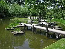 De zigzagbrug leidt langs irisbloemen