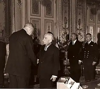 Basdevant tijdens de opname in het Legioen van Eer door president Charles de Gaulle, 1964
