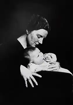 Prinses Juliana met haar dochter Beatrix (1938)