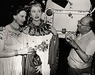 Deborah Kerr, Greer Garson en Joseph Ruttenberg op de set van Julius Caesar