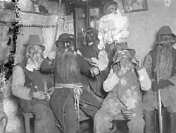 Mensen trekken verkleed rond tijdens Julknutar, 1922