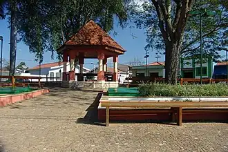 Prieel op het plein praça Nossa Senhora Aparecida in het centrum van Jumirim