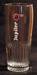 Jupiler-glas met de nieuwe huisstijl