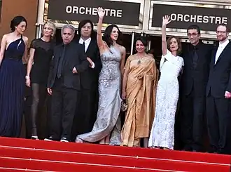 De jury van het festival van 2009. Van links naar rechts: Shu Qi, Robin Wright, Hanif Kureishi, Lee Chang-dong, Asia Argento, Sharmila Tagore, Isabelle Huppert (voorzitter), Nuri Bilge Ceylan, James Gray.
