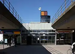 De ingang van het station