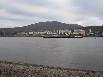 Königswinter met het Siebengebirge vanaf de andere kant van de Rijn