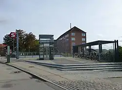 Lift en fietsenrekken aan de PeterBangsVej