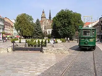 Hlavná (Hoofdstraat) met St. Elisabethkathedraal en tram van Zlaty Bazant