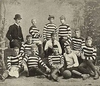 Historische teamfoto (1887) met zittend met zwarte pet Pim Mulier