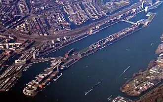 Luchtopname van het KNSM-eiland (voorgrond) en aansluitend het Java-eiland (2013)