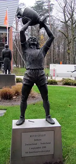 Standbeeld van Ruud Gullit op de KNVB campus