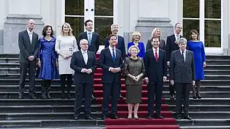 Bordesfoto van de ministers van het kabinet-Rutte II met in het midden vooraan koningin Beatrix