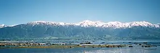 Zicht vanuit zee op de Seaward Kaikoura Range