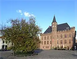 Markt met gerechtslinde