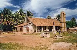 Het kerkje en de begraafplaats, iets ten noordwesten van het fort.