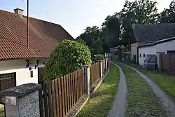 Pad in het dorp (2019)