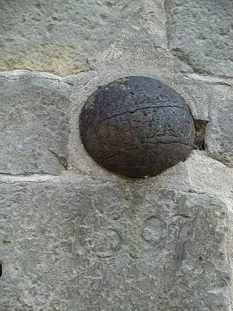 Kanonskogel uit 1597 in de zuidwand van de kerk