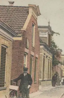 Links het eenvoudige huisje waar Stel opgroeide, daarnaast het nieuwe woonhuis en kantoor dat Stel liet bouwen.