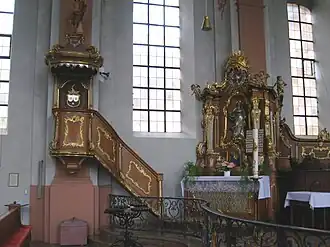 Preekstoel en linker zij-altaar