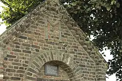 metselwerk met letter M en muizentanden