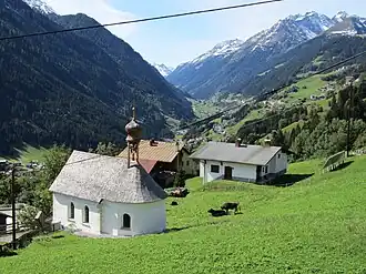 Kerkje tegenover de Paznaun met uitzicht naar het Paznauntal