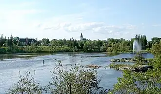 Kapuskasing vanaf de Kapuskasing River.