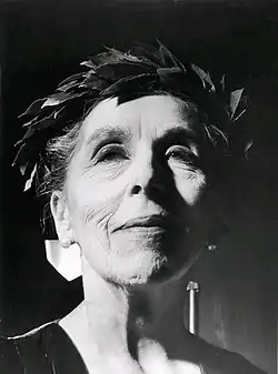 Deens schrijfster Karen Blixen met een lauwerkrans om (1952, bij het winnen van de 'De Gyldne Laurbær'-prijs)