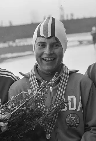 Karin Kessow op het medaillepodium tijdens de wereldkampioenschappen 1975 in Assen.