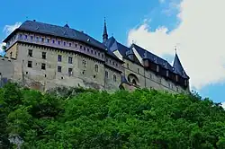 Het hof van de burggraaf (links) en het keizerlijk paleis (rechts) van buitenaf gezien