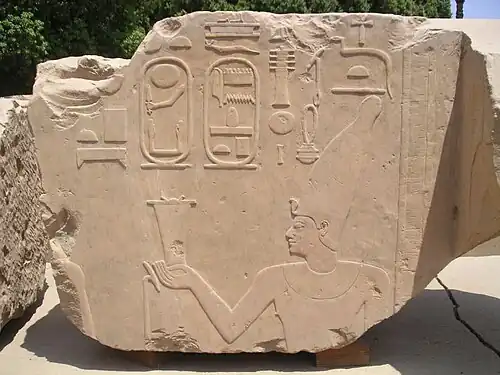 Reliëf van farao Amenhotep I uit de tempel van AmonKarnak Openlucht Museum