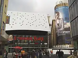 Nieuwe Karstadt-gebouw aan de linkerkant, Althoff-gebouw aan de rechterkant