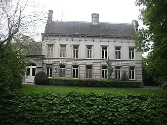 De straatgevel van het kasteel
