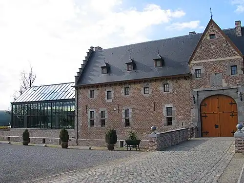 De zuidelijke gevel met oranjerie en poorthuis