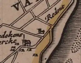 Het naamloze gebouwtje in het midden wordt beschouwd als de kasteelruïne.