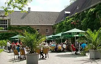 Terras bij het koetshuis