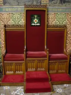 Bisschopszetel (Kathedra) van de bisschop van Groningen-Leeuwarden, hier nog met het wapen van mgr. Wim Eijk