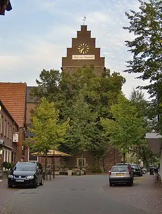 De Kirchstraße met de katholieke kerk St. Mariä Himmelfahrt in Alstätte