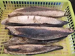 Gedroogde, gefermenteerde en gerookte katsuobushi, nog voor het schaven