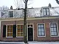 Lage woning met rechte kroonlijst