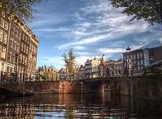 De Kees de jongenbrug, gezien naar de Prinsengracht met op de achtergrond het Anne Frankhuis. November 2012