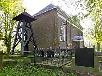 Kerk van Solwerd met klokkenstoel