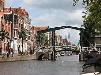 De Oude Rijn richting het oosten, met de Kerkbrug